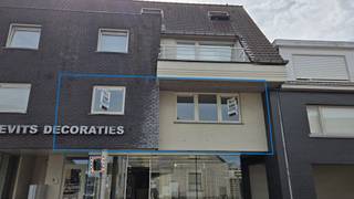 Dit appartement is gelegen in het hartje van Koekelare, op een boogscheut van de winkels, scholen, busverbindingen, ...<br /><br />Werd recent volledig nieuw geschilderd.<br /><br />Geen bijkomend syndic kosten.