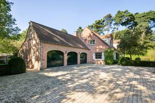 <p>Deze ruime villa combineert een praktische indeling met veel licht, privacy en een aangenaam zicht op de tuin. Dankzij de aanwezigheid van een lift, een slaapkamer en badkamer op het gelijkvloers en verschillende royale leefruimtes biedt de woning heel wat comfort voor vandaag én later.</p>
<p>Via de ruime inkomhal met afzonderlijk toilet en handenwasser kom je in de leefruimte en het eetgedeelte, waar grote raampartijen voor veel daglicht zorgen. De aparte keuken kijkt uit op de tuin en sluit aan op een praktische wasplaats/berging. Verder beschikt de woning over een zeer ruime garage.</p>
<p>Op het gelijkvloers bevindt zich ook een volwaardige slaapkamer met badkamer, wat de woning extra interessant maakt voor wie gelijkvloers wil wonen, gasten wil ontvangen of een aparte werkruimte zoekt.</p>
<p>Op de eerste verdieping ligt de ruime masterbedroom met airconditioning en een badkamer met douche, ligbad, toilet en dubbele wastafel. Daarnaast zijn er nog twee slaapkamers en een tweede badkamer met douche, bad, dubbele lavabo en toilet.</p>
<p>Boven de garage bevindt zich bovendien een grote zolderruimte, bereikbaar via een houten trap vanuit de garage én vanuit de eerste verdieping. Ideaal als extra opslagruimte, hobbyruimte of voor verdere invulling.</p>
<p>De villa beschikt over een mooi aangelegde voortuin en een ruime, groene achtertuin met veel privacy. Aansluitend aan de woning bevindt zich een gezellig overdekt terras, ideaal om ook bij minder weer buiten te zitten. De tuin biedt verder voldoende ruimte voor verschillende zitplekken en vormt een aangename, rustige omgeving rond de woning.</p>
<p>Deze villa is gelegen in de rustige en groene Bosdreef, een eenrichtingsstraat op een gunstige locatie tussen de centra van Kapellen en Brasschaat. Hier geniet u van een aangename, residentiële omgeving met vlotte verbindingen naar winkels, scholen en andere voorzieningen. Antwerpen bereikt u in ongeveer 20 minuten met de wagen en ook de verbinding richting Nederland is bijzonder gunstig.</p>
<p><br /><br /></p>