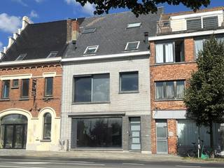 ruime handelswoning in hartje Diksmuide<br />bestaande uit een commercieel gelijkvloers en een ruime bovenliggende woning<br />uitgesplitst in 2, beide kavels elk met hun eigen tellers WGE<br /><br />omvattende :
<ul>
<li>kelderverdieping : kelder</li>
<li>gelijkvloers : centrale inkomhal, traphal, grote commerciële ruimte, toilet, ingerichte keuken, ingerichte badkamer met toilet, wasberging, grote koer/terras</li>
<li>1ste verdieping : overloop, toilet, grote en klare living, volledig ingerichte keuken, slaapkamer</li>
<li>2de verdieping : ingerichte badkamer, toilet, ruime dressing, 2 kamers, bergruimte</li>
<li>dakverdieping : grote hobbyruimte</li>
</ul>
<br />!! TOPAANBIEDING !!<br />super commercieel gelegen in het centrum langs een grote invalsweg<br />met een hele grote zichtbaarheid<br />parkeergelegenheid vlakbij op wandelafstand