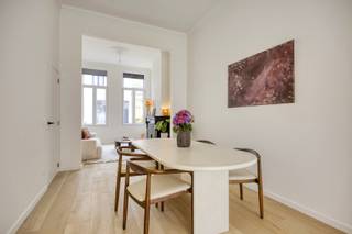 Meer info, plannen en documenten: www.bellesvastgoed.be/te-koop/deurne-plankenbergstraat-74<br /><br />Deze karaktervolle woning met 4 slaapkamers en zuidgerichte tuin bevindt zich op een uitstekende locatie vlak bij het Provinciaal Groendomein Rivierenhof in Deurne. Winkels, horeca, scholen, openbaar vervoer en belangrijke invalswegen bevinden zich allemaal binnen handbereik. Ook het centrum van Antwerpen bereik je in amper een kwartiertje met de fiets.<br /><br />De woning werd in 2026 volledig gerenoveerd, met aandacht voor hedendaags comfort en energiezuinigheid. Zo werd onder meer een nieuwe keuken en badkamer geplaatst, zijn de nieuwe ramen voorzien van hoogrendementsglas, werd zowat de volledige gebouwschil geïsoleerd en een warmtepomp (lucht/water) geïnstalleerd. Dit alles met een uitstekend EPC A tot gevolg.<br /><br />We betreden de woning via de statige inkomhal met gastentoilet. De leefruimte geniet dankzij de grote raampartijen en het extra hoge plafond van een aangename lichtinval en een ruimtelijk gevoel. Aansluitend bevindt zich de eetruimte, die naadloos overgaat in de ruime open keuken. Deze is uitgerust met verschillende ingebouwde toestellen, waaronder een oven, vaatwasser, inductiekookplaat, koelkast en vriezer. Vanuit de keuken heb je een mooi zicht op de zuidgerichte tuin.<br /><br />De onderhoudsvriendelijke tuin beschikt over een aangenaam terras en vormt dankzij de zuidelijke oriëntatie een heerlijke plek om van het buitenleven te genieten.<br /><br />Op de tussenverdieping bevindt zich de volledig vernieuwde badkamer, uitgerust met een ligbad, inloopdouche, wastafel en aansluiting voor de wasmachine. Daarnaast is er een apart toilet.<br /><br />Op de eerste verdieping bevinden zich 2 ruime slaapkamers van ca. 17 m² en 13,5 m². De tweede verdieping biedt nog 2 slaapkamers met dezelfde afmetingen. Boven deze verdieping bevindt zich bovendien nog een praktische bergzolder. De woning beschikt daarnaast over een kelder die zich onder bijna de volledige woning uitstrekt, ideaal als extra bergruimte.<br /><br />Tot binnenkort!