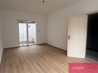 Rijwoning aan 'Den Dam'.**INFO/BEZOEK? Mail VV@CLISSENIMMO.BE**Deze woning is gelegen op wandelafstand van Park Spoor Noord en werd recent...