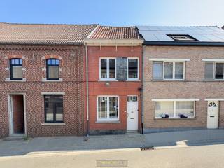 CHARMANTE RIJWONING MET ZEER RUIME TUIN. De woning vormt een perfecte keuze voor wie op zoek is naar een STARTERSWONING, KLUSPROJECT...