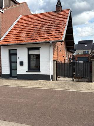**Verkocht**<br /><br /><br />Charmante halfopen woning met ruime garage in rustige straat te Stabroek<br /><br /><br />Deze aangename halfopen woning is rustig gelegen in een doodlopende straat in Stabroek en biedt een praktische indeling, een gezellige leefruimte en een leuke tuin. <br /><br />De woning heeft een bewoonbare oppervlakte van ongeveer 100 m² en staat op een perceel van 205 m².<br /><br />Bij het binnenkomen kom je rechtstreeks in de open keuken, die mooi aansluit op de woonkamer. De leefruimte loopt door naar een gezellige zithoek, waardoor er een aangename en open sfeer ontstaat.<br /><br />Via een zijdeur heb je rechtstreeks toegang tot de oprit en de tuin. Dit is bijzonder praktisch voor het dagelijks leven, maar ook handig voor fietsen, boodschappen of het onderhouden van de tuin.<br /><br />Op het gelijkvloers bevinden zich verder een praktisch waskot met ingebouwde kast en een apart toilet.<br /><br />Op de bovenverdieping bevindt zich een zeer ruime slaapkamer van ongeveer 20 m². De tweede kamer is momenteel ingericht als een comfortabele ruimte met inloopdouche en lavabo. Deze kamer kan, afhankelijk van de persoonlijke wensen, verschillende functies krijgen.<br /><br />Een grote troef van deze woning is de achterliggende garage van maar liefst 36 m². Deze biedt ruime mogelijkheden voor het parkeren van een wagen en daarnaast nog voldoende plaats voor fietsen, opslag, hobby’s of materiaal.<br /><br />De woning wordt verwarmd op aardgas en beschikt over een EPC-label C.<br /><br />Een ideale woning voor wie op zoek is naar rustig wonen in een aangename omgeving, gecombineerd met een praktische indeling en uitzonderlijk veel bergruimte dankzij de ruime garage.<br /><br />Interesse in deze woning? Neem gerust contact op voor meer informatie of om een bezoek in te plannen.