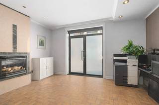 [[ DIT PAND NEEMT DEEL AAN DE ERA OPEN HUIZEN DAG OP 14/3 VAN 16:00 TOT 17:00 ]]Deze halfopen handelspand met woonst is gelegen in het gezellige...