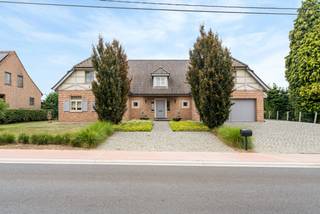 Oerdegelijke, stijlvolle villa gebouwd in 2005 met de allerbeste materialen.Woning en tuin zijn steeds perfect onderhouden. De woning staat garant...