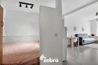 Op een uitstekende locatie aan de Guldensporenlaan, vlak bij het centrum van Kortrijk, vinden we deze interessante opbrengsteigendom bestaande uit drie afzonderlijke woonunits. Op wandelafstand van winkels, scholen, openbaar vervoer en met een vlotte verbinding naar de E17 en andere invalswegen. <br /><br />Het gebouw werd opgedeeld in twee studio’s op het gelijkvloers en een ruim appartement op de eerste verdieping. Elke unit beschikt over een eigen inkom en aparte meters voor gas, elektriciteit en water – wat zorgt voor eenvoudig beheer en duidelijke verbruiksopvolging.<br /><br />De studio’s zijn compact maar praktisch ingericht met leef- en slaapruimte, kitchenette en aparte badkamer. Het appartement boven biedt meer ruimte met een lichtrijke woonkamer, aparte keuken, twee slaapkamers en badkamer.<br /><br />Twee van de drie wooneenheden zijn momenteel verhuurd, waardoor je als koper meteen kan rekenen op een gedeeltelijk en stabiel rendement.<br /><br />De elektriciteit is volledig conform en met het gunstige EPC-label C geldt er geen renovatieplicht, wat een belangrijke meerwaarde betekent bij verhuur.<br /><br />Kortom: een instapklare en goed gelegen investering met onmiddellijk rendement en potentieel op lange termijn.<br /><br /><strong>Ook wild geworden van deze thuis?<br />Twijfel niet langer en leg vandaag nog uw bezoek vast!</strong>