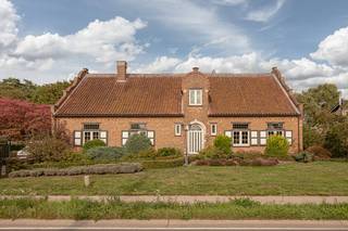 <p>Op zoek naar een authentieke woning met karakter en een verhaal?<br /><br />Welkom in deze charmante en ruime woning, waar ruimte, rust en authenticiteit hand in hand gaan. Met maar liefst 6 slaapkamers biedt deze woning tal van mogelijkheden voor een groot gezin, thuiswerkers, hobbyisten of wie graag extra ruimte heeft voor familie en gasten.<br /><br />De royale leefruimtes zorgen voor een aangenaam en comfortabel woongevoel, terwijl de grote tuin een heerlijke plek vormt om tot rust te komen.<br />Achteraan geniet je van veel privacy, groen en een stukje bos, waardoor je hier volop kunt genieten van het buitenleven.<br /><br />Ook praktisch heeft deze woning heel wat te bieden. De ruime, functionele kelder met achteringang biedt extra bergruimte en mogelijkheden. <br /><br />De authentieke elementen, waaronder de parketvloer en persoonlijke details, geven de woning een warme en eigenzinnige uitstraling. De mooi aangelegde oprit biedt bovendien ruime parkeergelegenheid voor meerdere wagens.<br /><br /><u><strong>Troeven:</strong></u><br />+ 6 slaapkamers en tal van gebruiksmogelijkheden;<br />+ Royale leefruimtes;<br />+ Grote, rustige tuin met bos en veel privacy;<br />+ Functionele kelder met handige achteringang;<br />+ Authentieke uitstraling en karaktervolle details;<br /> +Mooie parketvloer;<br />+ Verzorgde oprit met parkeergelegenheid voor meerdere wagens;<br />+ Gunstige ligging;<br />+ Extra potentieel dankzij de mogelijkheid om een tweede badkamer te realiseren.<br /><br />Een woning met ruimte, karakter én potentieel — absoluut het ontdekken waard!<br /><br />Bekijk de virtuele grondplannen via www.wijns.be op de detailpagina.<br />Info / afspraak: 0473 33 33 34 | valerie@wijns.be</p>