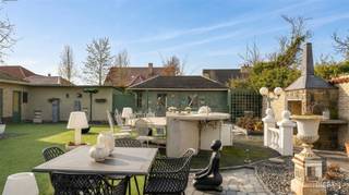 Jouw eigen zaak aan huis?Dan is deze woning jouw buitenkans!Iedereen in de buurt kent kapster Jenny. 30 jaar geleden startte ze haar eigen kapsalon...