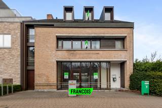 Op zoek naar een interessante en veelzijdige investering? Dan is deze opbrengsteigendom in Beernem precies wat u zoekt. Dankzij de uitstekende ligging met sterke visibiliteit biedt dit pand tal van mogelijkheden voor zowel eigen gebruik als verhuur en vormt het een ideale opportuniteit voor een slimme investeerder met oog op een gunstig rendement.<br /><br />Deze eigendom bestaat uit een ruim handelsgelijkvloers van 211 m², ingericht als handelsruimte met drie polyvalente ruimtes die perfect kunnen dienen als kantoor, praktijkruimte of opslag. Daarnaast zijn er twee bergingen en twee toiletten aanwezig, waaronder een aangepast invalidentoilet, wat het pand extra toegankelijk en functioneel maakt voor diverse commerciële activiteiten.<br /><br />Op de eerste verdieping bevindt zich een ruim appartement van 130 m², bestaande uit een inkomhal, een apart toilet, een lichtrijke leefruimte, een keuken, een berging, twee volwaardige slaapkamers en een badkamer. Dit appartement is reeds verhuurd, wat meteen zorgt voor een stabiele en directe huuropbrengst. De tweede verdieping omvat een tweede appartement van 100 m² met een inkomhal, apart toilet, leefruimte, keuken, twee slaapkamers en een badkamer, aangevuld met toegang tot een zolderverdiep dat nog verder kan worden ingericht en zo extra potentieel biedt.<br /><br />De combinatie van een handelsruimte met twee comfortabele appartementen, de reeds aanwezige huurinkomsten, de uitbreidingsmogelijkheden en de gunstige ligging maken van deze eigendom een uitstekende investering met een aantrekkelijk rendementsperspectief.<br /><br />Plan vandaag nog uw bezoek met Demetrio via demetrio@immofrancois.be of 0474 90 37 80<br /><br />