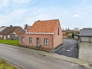 Ligging: Deze alleenstaande woning op een totale grondoppervlakte van 688m² is gelegen op een rustige, door groen omgeven locatie in Oostrozebeke...