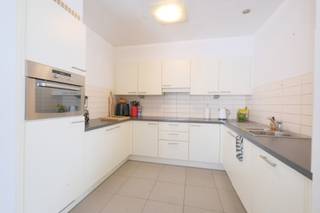 <p><span>Ontdek dit vrolijke en moderne appartement, gelegen in Tessenderlo-Ham, met 2 slaapkamers, tuin, terras en ruime garage. Dankzij de vlotte verbinding met de E313 geniet je hier van een uitstekende bereikbaarheid en woon je op een ideale locatie voor wie comfort en rust wil combineren.</span></p>
<p><b>Indeling &amp; troeven:</b></p>
<ul>
<li><span>Gezellige en lichtrijke leefruimte met zithoek, eetplaats en open keuken</span></li>
<li><span>Praktische berging aansluitend aan de keuken</span></li>
<li><span>Functionele indeling met inkomhal, apart toilet, badkamer en 2 slaapkamers</span></li>
<li><span>Aangenaam terras en tuin om in alle rust van het buitenleven te genieten</span></li>
</ul>
<p><b>Garage:</b></p>
<ul>
<li><span>Ruime garage, bereikbaar via de oprit</span></li>
<li><span>Bijkomende parkeerruimte voor bezoeker(s)</span></li>
</ul>
<p><b>Energie en comfort:</b></p>
<ul>
<li><span>EPC-label B – 174 kWh/m² jaar.</span></li>
<li><span>Certificaatnr. 20260408-0003843070-RES-1.</span></li>
<li><span>Centrale verwarming op gas </span></li>
<li><span>Rolluiken aanwezig (rondom)</span></li>
</ul>
<p><b>Ligging:</b></p>
<ul>
<li><span>Gelegen in Tessenderlo-Ham</span></li>
<li><span>Uitstekende bereikbaarheid</span></li>
<li><span>Vlotte verbinding met de E313</span></li>
</ul>
<p><b>Praktisch:</b></p>
<ul>
<li><span>Huurprijs: 960 EUR/maand</span></li>
<li><span>Gemeenschappelijke kosten: 30 EUR/maand</span></li>
<li><span>Huurwaarborg: 3 maanden</span></li>
<li><span>Beschikbaar vanaf 01/07/2026</span></li>
</ul>
<p><b>Interesse?</b></p>
<p><span>Zie jij jezelf hier al wonen? Neem vandaag nog contact met ons op voor meer informatie of om een bezoek te plannen. Dit kan via mail naar verhuur@immohuismus.be of via telefoon naar Yannick op 0476 49 06 72.</span></p>
<p></p>