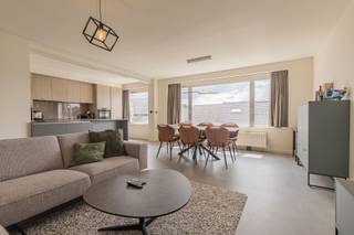 <p><span>GERENOVEERD EN RUIM APPARTEMENT MET 2 SLAAPKAMERS, GARAGE EN TERRAS.</span></p><p><span>2de verdieping in een kleinschalige residentie in het centrum van Ruisbroek.</span></p><p><span>Scholen, lokale winkels, station, ... zijn bereikbaar binnen wandel- of fietsafstand.</span></p><p><span>De nabijheid van de N16 en A12 verzekert een vlotte bereikbaarheid.</span></p><p><span> </span></p><p><span>Inkomhal / lichtrijke leefruimte (30 m²) met eetplaats en salon (warmtepomp lucht-lucht) / vernieuwde super-ingerichte keuken met inductie kookplaat, vaatwasser en microgolf /oven / 2 slaapkamers (17m²; 12m²) waarvan de grootste kamer is uitgerust met warmtepomp lucht-lucht (airco) / badkamer met bad en douchemogelijkheid en wastafel / wc/ terras langs achtergevel waarvan de balustrade nog geplaatst wordt (9m²).</span></p><p><span> </span></p><p><span>Ruime garage en berging op gelijkvloers. </span></p><p><span>Het appartement biedt ook mogelijkheden voor investeerders op zoek naar vlot verhuurbaar vastgoed. </span></p><p><span> </span></p>