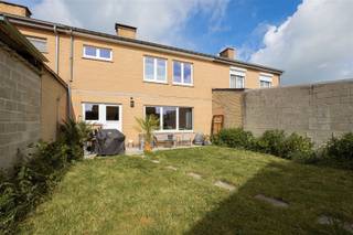 Uiterst rustig gelegen gezinswoning met tuin grenzend aan stiltegebied, doch op wandelafstand van centrum Galmaarden. EPC C !!! Deze gerenoveerde woning bestaat uit een inkomhal met gastentoilet, living / eetplaats met nieuwe ingerichte open keuken met eiland en inpandige garage/ berging. Het verdiep herbergt 2 slaapkamers en bureau (of 3de slaapkamer) en nieuwe luxe badkamer met inloopdouche en bad. Apart toilet op verdiep. EPC 236 C, elektriciteit conform tot 2046. asbestattest (alle asbest is reeds verwijderd behalve roofing) Een buitenkans! Te bezoeken