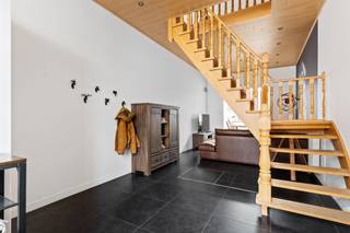 Instapklare woning te Duffel -West. Dit prachtige huis werd volledig gerenoveerd en geoptimaliseerd. De woning is voorzien van alle moderne comfort...