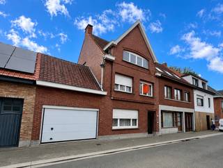 In het centrum van Maldegem vinden we deze 3-slaapkamerwoning met zongerichte stadskoer. <br />Alle nutsvoorzieningen zoals winkels, scholen, openbaar vervoer, ... zijn op wandel- en fietsafstand te bereiken. Bovendien geniet u van een vlotte verbinding richting kust en binnenland. <br /><br />De woning is ingedeeld als volgt: <br />Ruime inkomhal - lichtrijke leefruimte met grote raampartijen - keuken - 3 slaapkamers met elk hun eigen lavabo - 1e badkamer voorzien van ligbad, lavabo en wc, 2e badkamer voorzien van zitbad, lavabo en toilet - zolder die open is tot in de nok.<br />Bovendien is er een praktische en ruime garage, een kelder en tuinberging waar de cv-ketel is voorzien. <br /><br />De elektrische installatie is goedgekeurd (conform keuringsattest voorhanden). <br /><br />Benieuwd naar deze woning? <br />Contacteer Bonne Vastgoed 7 op 7 via 050/73.73.73 of info@bonnevastgoed.be voor meer info of bezoek.