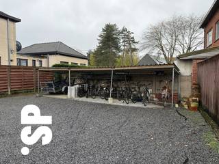 Studentenhuis met 11 vergunde koten, gelegen in het centrum van Geel.<br /><br />Het gebouw omvat 11 verhuurde koten. Voorts zijn er 2 keukens en is er op elke verdieping sanitair (lavabo's, douches en toiletten). Achter het gebouw is er parkeergelegenheid voor +/- 3 wagens en is er ook een ruime fietsenstalling. De algemene staat van het gebouw is goed.<br /><br />Maandelijkse huuropbrengst: 5.255 EURO.<br /><br />EPC: 172 kWh / m².<br /><br />Nog vragen? Contacteer Immo SP op het nummer 014/59.10.20 of via info@immosp.be.