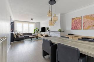 <p>Dit stijlvol en<strong> instapklaar appartement met twee slaapkamers </strong>is gelegen op de tweede verdieping van een kleinschalig gebouw op een <strong>zeer centrale ligging</strong> te Deurne!</p><p>Indeling: <br />Via de inkomhal betreden we het appartement, die toegang biedt tot de verschillende ruimtes. De lichtrijke leefruimte sluit naadloos aan op de<strong> moderne, volledig geïnstalleerde keuken</strong>, uitgerust met een oven, combi-oven, koelkast, inductiekookplaat en vaatwasser. Verder beschikt het appartement over een <strong>stijlvolle badkamer</strong>, een apart gastentoilet en een ruime, <strong>praktische berging</strong>. Aan de achterzijde van het appartement bevinden zich <strong>twee comfortabele slaapkamers</strong>, waarvan één kamer nog toegang biedt tot een terras. Tot slot beschikt het appartement over maar liefst<strong> twee private kelderbergingen</strong>.</p><p>Extra: <br />- EPC 114 kWh/m² jaar (Score B -> GEEN renovatieverplichting!)<br />- Elektriciteit conform<br />- Asbestveilig<br />- Rolluiken op zonne-energie<br />- Lift aanwezig in het gebouw<br />- Watertoets: perceelscore C, gebouwscore A. <br />- Woongebied, verdere stedenbouwkundige info in aanvraag<br />- Maatregelenregister in aanvraag</p><p>Nabij school, winkels, autosnelweg, openbaar vervoer, etc. Voor meer info ga naar www.coenenvastgoed.be of bel 03/375.82.92.</p>