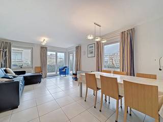 Hoekappartement met zeer gunstige ligging, op enkele stappen van het strand en de KYC en nabij het centrum van Sint-Idesbald.  Het appartement...