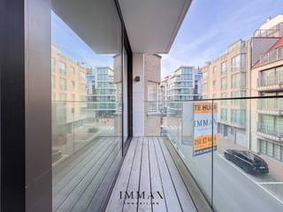 Dit recent appartement, gebouwd in 2020, bevindt zich op een topligging vlak bij zee en winkels. Het biedt een moderne afwerking en alle hedendaags comfort in een stijlvolle setting. Bij het binnenkomen leidt de inkomhal naar een lichtrijke leefruimte met open keuken, die uitkomt op het terras aan de voorzijde. Aansluitend is er een praktische berging met aansluiting voor wasmachine en droogkast, evenals een apart gastentoilet. Achteraan bevinden zich twee slaapkamers, elk met een eigen ensuite badkamer en rechtstreekse toegang tot het terras aan de achterzijde. Het appartement is uitgerust met vloerverwarming en een ventilatiesysteem type D, wat bijdraagt aan een optimaal wooncomfort. Dankzij het EPC-label A is het bovendien bijzonder energiezuinig. In het gebouw is een ruime gemeenschappelijke fietsenberging voorzien, evenals een privatieve kelderberging.<br />Huurprijs 1300 euro/maand<br />vaste kosten 100 euro/maand<br />Wenst u dit appartement te huren? Gelieve ons te contacteren op 050 62 44 14 of via knokke@immax.be