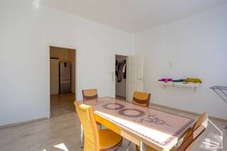 <p><span>Deze ruime woning is gelegen in een leuke, bruisende omgeving nabij Park Spoor Noord. Op wandelafstand van scholen, openbaar vervoer en met een divers internationaal en nationaal winkelaanbod. De woning is momenteel ingedeeld in 3 units dewelke allen verhuurd zijn. Op het gelijkvloers hebben we vooraan een studio ingedeeld als leefruimte met kitchenette, slaapplaats en een badkamer. Achteraan hebben we een tweede studio met tuin ingedeeld met een leefruimte met kitchenette, slaapplaats, badkamer/berging en tuin. Op de eerste verdieping hebben we een ruime keuken, een leefruimte met veel licht en een slaapkamer/bureel. Op de tussenverdieping een ruime op te frissen badkamer. Op de tweede verdieping hebben we nog een 3-tal slaapkamers en een douchekamer. De woning beschikt over een grote kelder verdeeld in verschillende ruimtes en met aparte meters voor gas en elektriciteit. - vergund als een gezinswoning - momenteel ingedeeld als 3 units - mooi huurrendement - kan al dan niet vrij van huur worden opgeleverd - EPC label C - geen renovatieverplichting van toepassing - veel potentieel. Ook overtuigd om een bezoek te plannen? - </span><span>03 645 06 45 |  info@immomk.be</span><span> - ook voor een correcte waardebepaling kan u bij ons terecht. </span></p>