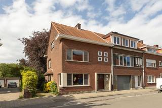 <p>A distance de marche de la place Kristus Koningplein avec magasins/transports publics/écoles et du parc Veltwijck.</p><p>Aménagement : hall d'entrée avec toilettes invités, espace de vie ensoleillé d'environ 32m2 sur sol stratifié avec cheminée encastrée, vue arrière sur le jardin. Cuisine rénovée partiellement ouverte avec appareils intégrés, escalier vers le sous-sol. <br />V1 : deux chambres sur sol stratifié (env. 18/13m2), salle de bain rénovée avec lavabo et baignoire (D dans B), buanderie séparée avec lavabo et toilette.<br />V2 accessible par échelle de grenier : grenier supplémentaire à aménager sous toit isolé. Idéal pour une extension (chambres supplémentaires, chambre principale, bureau/atelier).<br />Garage libre au fond du jardin.</p><p>Extras : <br />- menuiseries extérieures en PVC largement rénovées avec vitrage HR, volets et moustiquaires<br />- installation électrique CONFORM<br />- EPC 324kWh/m2 (label D)<br />- non amiante sécurisé</p><p>Info/visite : 03/283 83 00 - noord@sinjoor.be</p>