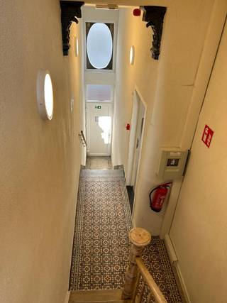 Dit mooi appartement bevindt zich in een kleine residentie met slechts vijf entiteiten en in een rustige buurt op wandelafstand van het centrum...