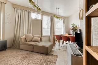 Idyllisch gelegen tussen Brugge en de Kust bevindt zich deze charmante, te renoveren hoekwoning met groot woonvolume, 4 slaapkamers en zonnig TERRAS. Praktische indeling: glvl: zonovergoten living (grote raampartijen), keuken (o.a gasfornuis, oven, dampkap en gootsteen) met toegang tot het gezellig terras, voute/bureauruimte. 1°V: 2 slaapkamers, dressing/wasplaats/bureau, ruime badkamer (ligbad, afz. douche, lavabomeubel, toilet). 2°V: 2 kamers/hobbyruimte. Bergzolder. Dubbele beglazing, verwarming op aardgas, geïsoleerd dak, kelderberging, rolluiken. Rustig gelegen. Ideaal voor de Handige Harry!