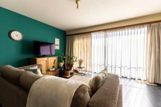 Bent u op zoek naar een 2-slaapkamer appartement (79m²) met 2 terrassen en garagebox? Of ben u op zoek naar een ideale investering voor verhuur? Dan stellen wij graag dit appartement aan u voor op de eerste verdieping (zonder lift) in een klein gebouw.<br /><br />Indeling:<br />Via de inkomhal kan u de meeste ruimtes betreden met vooraan de lichtrijke woonkamer met het eerste terras. Aanpalend is er de ingerichte gesloten keuken met berging. Centraal is er de badkamer met ligbad en dubbele lavabo's en een apart toilet. Verder zijn er twee slaapkamers waarvan één slaapkamer toegang geeft aan het terras achteraan. Er is ook nog een grote berging/dressing/bureau aanwezig.<br /><br />Bovengrondse garagebox mee aan te kopen aan € 25.000 (exclusief van de vraagprijs) of een autostaanplaats aan € 17.500 (exclusief van de vraagprijs).<br />Ligging:<br />Gelegen in een rustige en groene woonomgeving met een aangenaam dorpskarakter. De buurt biedt een vlotte verbinding naar het centrum van Ranst en nabijgelegen steden, met winkels, scholen en openbaar vervoer op korte afstand. Ideaal voor wie comfortabel en rustig wil wonen, zonder in te boeten op bereikbaarheid.<br />Pluspunten:<br />- Instapklaar<br />- Twee terrassen<br />- Garagebox<br />- Toplocatie <br />Voor meer informatie of een bezichtiging kan u One vastgoed steeds bereiken op volgend nummer 03 60 85 30.