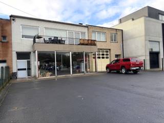 Deze eigendom omvat 2 ruime opslagruimtes, telkens met een bovenliggende woonst. Ideaal voor wie wonen en werken comfortabel wil combineren of nood heeft aan een praktische uitvalsbasis met veel mogelijkheden.<br /><br />Elke benedenruimte doet dienst als royale opslagplaats en biedt een totale oppervlakte van net geen 500 m² met dus alle ruimte voor materiaal, stock of een professionele activiteit.<br /><br />In beide woongedeeltes, bereikbaar via aparte toegang, bevindt zich een functionele, geïnstalleerde keuken, een lichtrijke leefruimte met eetplaats en zithoek, en een apart toilet. Verder zijn er 2 of 3 slaapkamers en een badkamer uitgerust met geïntegreerde wasplaats.<br /><br />De gezellige veranda biedt een mooi uitzicht over Kuurne en sluit aan op een ruim terras met tuinberging.<br /><br />Achteraan is er op het gelijkvloers nog een aantrekkelijk stukje tuin, ideaal om te ontspannen. Ben je een grote dierenvriend? Dan zijn hier ook zeker mogelijkheden!<br /><br />Voor de woning is er een oprit met plaats voor meerdere wagens. Dankzij de ligging langs de Brugsesteenweg is de bereikbaarheid uitstekend, zowel commercieel als praktisch gezien.<br /><br />Deze combinatie van ruimte, wooncomfort en strategische ligging zorgt voor een unieke opportuniteit met tal van invulmogelijkheden!<br /><br />Onze ref. DEV4875