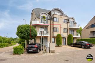 Dit instapklare appartement met een bewoonbare oppervlakte van 95 m² is gelegen op de eerste verdieping van een kleinschalige residentie aan de Excelsiorlaan in Hasselt. Dankzij de centrale ligging tussen de grote en kleine ring geniet u hier van een vlotte bereikbaarheid, terwijl de groene omgeving zorgt voor een aangename woonkwaliteit. Het appartement bevindt zich vlakbij verschillende parken, wandelmogelijkheden en de sportterreinen van Hasselt, waardoor rust, ontspanning en recreatie steeds binnen handbereik zijn.<br /><br />Via de lift bereikt u het appartement op de eerste verdieping. De inkomhal geeft toegang tot een ruime en lichtrijke leefruimte met grote raampartijen en een aangename hoekligging, wat zorgt voor een overvloed aan natuurlijk licht in alle vertrekken. Vanuit de woonkamer heeft u toegang tot het overdekte terras van circa 8 m², waar u in alle rust kan genieten van de groene omgeving.<br /><br />De aparte keuken is volledig uitgerust en biedt alle hedendaags comfort. Aansluitend bevindt zich een praktische berging met gasketel en aansluiting voor een wasmachine.<br /><br />Verder beschikt het appartement over een gastentoilet, twee slaapkamers en een badkamer voorzien van een ligbad met douchewand en dubbele wastafel.<br /><br />In de ondergrondse verdieping bevindt zich een autostaanplaats, aan te kopen voor een meerprijs van €20.000. Daarnaast is er een ruime kelderberging aanwezig en voorziet het gebouw extra parkeergelegenheid voor bewoners aan de voorzijde van de residentie.<br /><br />Het appartement is verhuurd (930 incl. maandelijkse kosten).<br /><br />De pluspunten op een rij:<br />+ Instapklaar appartement<br />+ Veel natuurlijke lichtinval dankzij hoekligging<br />+ Overdekt terras van ca. 8 m²<br />+ Twee slaapkamers<br />+ Groene ligging nabij parken en sportterreinen<br />+ Centrale locatie tussen de grote en kleine ring van Hasselt<br />+ Ondergrondse autostaanplaats en kelderberging aanwezig<br /><br />Dit appartement heeft het duidelijk allemaal! Maak snel uw afspraak met Stephanie op 0474-73 64 84 of stephanie@vestio.com.