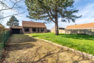 Deze karaktervolle villa, gelegen op een prachtig perceel van maar liefst 886 m², geniet van een bijzondere ligging in het landelijke Kaster. Een unieke kans voor wie op zoek is naar ruimte, rust en tal van mogelijkheden!<br /><br />INDELING:<br />Ontdek deze karaktervolle villa op toplocatie in Kaster. Gelegen op een ruim perceel van 886 m² geniet deze woning van een rustige ligging met alle nodige voorzieningen binnen handbereik. Een unieke eigendom met tal van mogelijkheden!<br /><br />Het gelijkvloers biedt momenteel plaats aan twee volwaardige slaapkamers, waarvan één met een eigen ensuite badkamer. De centrale tussenruimte zorgt voor een vlotte verbinding tussen de kamers en geeft eveneens toegang tot de bovenverdieping.<br /><br />De casco bovenverdieping biedt tal van mogelijkheden om volledig naar eigen smaak in te richten. Dankzij de ruime oppervlakte kan u hier perfect extra slaapkamers, een bureau, hobbyruimte of andere woonfuncties creëren.<br /><br />Verder beschikt de woning over een zeer ruime en praktische garage, wat zorgt voor extra comfort en opbergruimte.<br /><br />Kortom, een woning met veel potentieel en tal van mogelijkheden!<br /><br />Een unieke kans voor wie op zoek is naar ruimte, rust en mogelijkheden. Laat u verrassen door deze karaktervolle woning op een prachtige landelijke locatie en ontdek tijdens een bezoek de vele troeven die deze eigendom te bieden heeft.<br /><br />EPC: 787,00KWh<br />UC: 20250602-003612081-RES-1<br />Ref: RVP/26010/K
