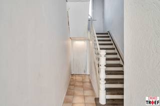 Deze gezinswoning is gelegen op korte afstand van centrum Lebbeke en bestaat op het gelijkvloers uit een inkomhal, een gezellige leefruimte, een keuken met aansluitend een praktische wasplaats, verschillende bergruimtes, garage en toegang tot de tuin. Vervolgens is er een badkamer met wastafel, toilet en douche. Op de eerste verdieping is er een nachthal en zijn er 3 slaapkamers. TROEVEN: centrale ligging, parkeermogelijkheid dankzij de zij-oprit, woning met veel mogelijkheden, mits renovatiewerken is van deze woning een pareltje te maken. Info en/of bezoek? Contacteer gerust Charlotte van Immo Troef: 052 52 52 00 of info@immotroef.be