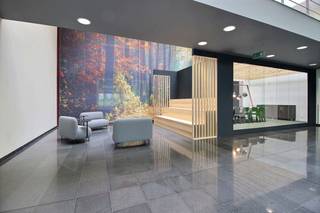 Bureaux phénoménalement situés avec des surfaces de 391 m² à louer à 1 km ( !!!) à peine de l'autoroute R0 et de la sortie à Zaventem, ainsi qu'à distance de marche de la gare de Diegem. Les bureaux prêts à l'emploi sont équipés de tout le confort contemporain et sont situés dans un immeuble de bureaux de haute qualité composé de 5 étages équipés de la climatisation, du contrôle d'accès et d'un grand parking souterrain. Les espaces communs ont été rénovés début 2022 avec la présence d'une cantine avec coin repas et café Starbucks, d'une salle de sport, d'une salle polyvalente, d'un concierge, d'une réception virtuelle et d'un service de réception des colis, entre autres. Installez votre entreprise dans ce lieu unique et profitez de toutes les installations que cet immeuble de bureaux a à offrir. D'autres surfaces sont également possibles. Les espaces sont également proposés à la vente. Contactez PANORAMA pour obtenir des informations supplémentaires, des plans ou une visite sans engagement au 02 420 00 00.