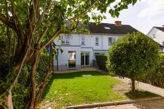 Deze net gerenoveerde woning is gelegen in een rustige en residentiële buurt in Merelbeke Flora. Dankzij de nabijheid van de R4, E40 en E17 geniet u bovendien van een vlotte bereikbaarheid.<br /><br />De woning werd recent gestript en grondig gerenoveerd, waarbij onder andere de isolatie, technieken, vloeren, leidingen, ramen en het dak werden aangepakt. Hierdoor verkeert de woning vandaag in een uitstekende en instapklare staat. Bovendien beschikt de woning over zonnepanelen en een EPC-label A.<br /><br />Via de inkomhal komt u in de ruime en lichtrijke leefruimte. Vooraan bevindt zich de zithoek, terwijl achteraan plaats is voor een gezellige eetruimte met aansluitend de open keuken. De keuken is volledig uitgerust met de nodige toestellen. Via het dubbele schuifraam heeft u rechtstreeks toegang tot de afgesloten buitenruimte achteraan, waar u beschikt over een terras, gras, extra bergruimte én uitgang achteraal (ideaal voor fietsen!). Daarnaast heeft de woning een voortuin.<br /><br />Op de eerste verdieping bevinden zich twee ruime slaapkamers, een badkamer en een apart toilet. De badkamer wordt voorzien van een ruimte douche en een dubbel wastafelmeubel. Op de tweede verdieping bevindt zich nog een zeer ruime derde slaapkamer, waarbij de originele houten dakbalken mooi behouden zijn. Dankzij de ruime indeling is deze woning ideaal voor jonge gezinnen, gezinnen met kinderen of koppels die graag over een extra kamer beschikken als bureau, hobbyruimte of logeerkamer.<br /><br />Verder beschikt de woning over een kelder en een volledig afgesloten buitenruimte, ideaal om in alle rust te genieten van de buitenlucht.<br /><br />Een instapklare woning met veel ruimte en hedendaags wooncomfort, gelegen op een vlot bereikbare locatie in Merelbeke Flora.<br /><br />Troeven:<br /><br />- Volledig gerenoveerd<br />- Instapklaar en in uitstekende staat<br />- EPC-label A<br />- Zonnepanelen<br />- 3 slaapkamers<br />- Ruime en lichtrijke leefruimte<br />- Open, volledig uitgeruste keuken<br />- Badkamer met ligbad, douche en dubbel wastafelmeubel<br />- Volledig afgesloten buitenruimte met terras en gras én uitgang achteraan<br />- Kelder aanwezig<br />- Rustige, residentiële ligging<br />- Vlotte bereikbaarheid via R4, E40 en E17<br /><br />Voor meer informatie of een bezoek, contacteer Sudenaz via sudenaz@vicusvastgoed.be of op het nummer 0485 77 66 47.