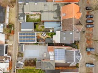 De woning beschikt op het gelijkvloers over een ruime inkomhal met gastentoilet, een prachtige leefruimte met open keuken, een wasplaats en kelder...