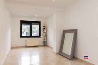 <p><span>HOBOKEN | RUIME BEL-ETAGE MET VIER SLAAPKAMERS, GARAGE, OPRIT EN TUIN OP EEN TOTALE OPPERVLAKTE VAN 243m² | EPC B | BEWOONBARE OPPERVLAKTE 210m² | </span></p><p><span>Indeling als volgt: gelijkvloers: oprit - ruime inkomhal - inpandige garage met automatische poort - wasplaats/bergplaats - praktijkruimte of slaapkamer - zonnige tuin met tuinhuis.</span></p><p><span>Eerste verdieping: traphal - badkamer met douche, hangtoilet en lavabomeubel - grote, lichtrijke leefruimte met open, volledig geïnstalleerde keuken - terras. </span></p><p><span>Tweede verdieping: traphal - badkamer met douche, hangtoilet en lavabomeubel - drie ruime slaapkamers - tussenkamer ideaal als dressing of bureel. </span></p><p><span>Solide betonconstructie - Gevel-breedte zeven meter - Asbestveilig. </span></p><p><span>Deze woning is uitstekend gelegen in een groene omgeving en rustige woonwijk in de onmiddellijke omgeving van openbaar vervoer, scholen, park en grootwarenhuis. </span></p><p><span>Goede verbinding met de grote uitvalswegen. Met de (elektrische) fiets bereikt u via de nieuw aangelegde fietspaden vlot Antwerpen-centrum. </span></p><p><span> </span></p>