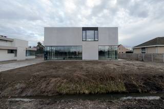 Uitzonderlijk modern en stijlvol nieuwbouw kantoor/showroom met een oppervlakte van 390 m² te huur. Uitstekend gelegen langs én met fenomenale visibiliteit van de N60 met onmiddellijke verbinding naar de E17. De mooie glaspartijen benadrukken de moderne en open uitstraling van de ruimte met een overvloed aan natuurlijk lichtinval. Het gebouw bied nog een mogelijkheid om op de eerste verdieping extra ruimte bij te huren. De ruimtes worden casco opgeleverd. <br />De ruimtes worden nog van volgende afwerking voorzien: sanitair, verwarming, koeling, ventilatie, volledig uitgeruste keuken, douche, parlofoon, zonnewering, systeemplafond, computervloer, ... Tevens aanwezigheid van veel groen en ruime parkeermogelijkheden. Beschikbaar eind 2025. 