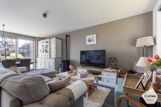 U kunt een BOD uitbrengen op deze woning, rekening houdend met de AANVANGSPRIJS van <strong>€ 475.000,00,</strong> elk hoger BOD wordt voorgelegd aan de eigenaars die al dan niet kunnen ingaan op dit aanbod.<br /><br /><strong>Energiezuinige woning op een rustige, landelijke ligging</strong>. Omgeven door groen en vlak bij een lagere school, een bakker, openbaar vervoer en de autosnelweg.<br /><br />Bij het binnenkomen wordt u verwelkomd in de inkomhal met gastentoilet. De aangename leefruimte baadt in het natuurlijke licht en sluit naadloos aan op de eetplaats. Er is ook een bureau voorzien op het gelijkvloers. Dankzij de grote porte-fenêtre vormt de tuin een verlengstuk van de woonruimte. De keuken is uitgerust met kwalitatieve toestellen en een oogstrelend fornuis dat direct warmte, karakter en charme toevoegt aan de keuken. Verder beschikt het gelijkvloers over een praktische technische ruimte/ wasplaats en aansluitende berging.<br /><br />De verdieping telt drie mooie slaapkamers. De mooie badkamer is volledig uitgerust met een inloopdouche, ligbad, dubbele wastafel en toilet. <br />Buiten geniet u van een verzorgde en volledig omheinde tuin met zonnig terras. <br />Er is ook een gemetste tuinberging/tuinhuis aanwezig met water en elektriciteit.<br /><br /><u><strong>Gelijkvloers:</strong></u>
<ul>
<li>Inkom met apart toilet;</li>
<li>Lichtrijke leefruimte met zicht op de tuin;</li>
<li>Vestiairekast;</li>
<li>Bureau in de leefruimte;</li>
<li><strong>Adembenemende ingerichte keuken</strong> met een oogstrelend fornuis dat direct warmte , karakter en charme toevoegt aan de keuken;</li>
<li>Wasplaats;</li>
<li>Gemetst tuinhuis / tuinberging;</li>
<li>Berging met ingemaakte kasten;</li>
<li>Meerdere parkeerplaatsen en oprit.</li>
</ul>
<strong><u>Eerste verdieping:</u></strong>
<ul>
<li>3 mooie slaapkamers;</li>
<li>Prachtige badkamer met inloopdouche, dubbele wastafel in meubel, ligbad en toilet.</li>
</ul>
<strong><u>Tweede verdieping te bereiken via schuiftrap:</u></strong>
<ul>
<li>Bergzolder.</li>
</ul>
<strong><u>Troeven:</u></strong>
<ul>
<li>Regenwaterput 10.000 liter;</li>
<li>Energiezuinige woning;</li>
<li><strong>Waterverzachter</strong>;</li>
<li><strong>6 zonnepanelen;</strong></li>
<li>E-peil 43.</li>
</ul>
Voor verdere vragen of een bezoek ter plaatse aan deze mooie landelijke woning contacteer ons via: <strong>oostkamp@caenen.be</strong><br /><br />