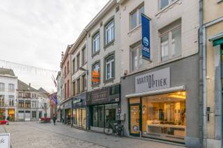 In het centrum van Halle op een commerciële topligging : <br />karaktervol gebouw met handelsruimte en instapklaar woonst .<br />Op het gelijkvloers: handelsruimte (30,00m²), berging / wasplaats / technische lokaal (14,00m²), toilet; <br />Op de eerste verdieping: woonkamer / eetplaats met ingerichte keuken (33,50m²), mooie badkamer (7,50m² - lavabo, inloopdouche en toilet)<br />Op de tweede verdieping: 2 slaapkamers (15,00m² / 15,00m²),<br />Verder: zolder ( 25,00m² - bereikbaar met vaste trap), kelder<br />Buitenschrijnwerk PVC dubbel glas (met rolluiken op het gelijkvloers <br />Centrale verwarming op gas (Condensatieketel - VAILLANT)<br />EPC: 394 kWh/m² - label : D<br />Perceeloppervlakte: 0a 62ca - kadastraal inkomen: 1.688 EUR (NG)<br />Nutsvoorzieningen: water, gas, elektriciteit, aircos (2x), <br />Stedenbouwkundige inlichtingen aanwezig op kantoor<br />Bod vanaf 245.000 EUR !!!