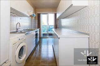 <strong><u>Op te frissen 3-slaapkamerappartement met 3 terrassen binnen de Grote Ring van Hasselt! Ondergrondse garagebox en kelderberging inbegrepen in de vraagprijs!</u><br /><br /><u>Troeven</u></strong>
<ul>
	<li>Zeer centrale locatie waar zowel stadscentrum als invalswegen en de autosnelweg binnen handbereik zijn</li>
	<li>EPC label B</li>
	<li>Ruime oppervlakte van maar liefst 111 m²</li>
	<li>3 terrassen</li>
	<li>3 slaapkamers</li>
	<li><strong>Ondergrondse garagebox inbegrepen</strong> in de vraagprijs</li>
	<li><strong>Kelderberging inbegrepen</strong> in de vraagprijs</li>
	<li>Ideaal voor eigen bewoning of als fijne <strong>investeringsopportuniteit</strong></li>
</ul>
<br /><strong>Locatie</strong><br />Ruim appartement op de tweede verdieping van residentie Crutzenhof — een iconisch gebouw dat elke Hasselaar kent, gelegen op de uitstekend bereikbare Alverbergsite.<br />Voor sportliefhebbers is dit een absolute toplocatie: sporthal Alverberg, tennis- en padelclub Excelsior en voetbalclub Sporting Hasselt bevinden zich letterlijk om de hoek.<br />Met de fiets bereik je in enkele minuten het bruisende stadscentrum of het station. Ook met de wagen zit je meteen op de Grote Ring, met vlotte verbindingen naar de diverse invalswegen en de E313.<br /><br /><strong>Indeling</strong><br />Het appartement is bereikbaar via één van de twee liften of de trap en biedt een ruime en praktische indeling. De lichtrijke woonkamer sluit aan op een gezellig terras met een gunstige Zuidwestoriëntatie. Er zijn drie slaapkamers, die alle drie toegang bieden tot een terras. In totaal zijn er drie terrassen en is er in het gehele appartement een aangename daglichtinval. Centraal in het appartement bevindt zich een royale inkomhal die naadloos overgaat in de nachthal. Verder beschikt het appartement over een apart toilet, een badkamer en een handige bergruimte.<br />Extra troeven zijn de privatieve garagebox en berging in de ondergrondse parking, deze zijn inbegrepen in de prijs. Daarnaast beschikt de residentie over een gemeenschappelijke fietsenstalling en een praktische afvalruimte voor gesorteerd afval.<br /><br />Dit appartement biedt enorm veel potentieel voor wie op zoek is naar ruimte, een uitstekende ligging en de mogelijkheid om het volledig naar eigen smaak op te frissen. Een bezoek meer dan waard!