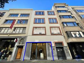 <p><span>Informatie winkelpand</span></p><p><span>Prachtige commerciële ruimte tegenover de Bourlaschouwburg, in het hart van Antwerpen. Deze stijlvolle én instapklare handelsruimte van ca. 140 m² combineert karakter met functionaliteit en is afgewerkt met kwalitatieve eiken parketvloeren, een decoratieve boog, hoge plafonds (ca. 3,6 m), industriële verlichting en een toonbank die perfect in het geheel past. De grote etalage zorgt voor een mooie lichtinval en goede zichtbaarheid. Achteraan bevinden zich drie ruime paskamers, een praktische stockageruimte en een kitchenette met aansluitende berging. Dankzij de open indeling is het pand geschikt voor diverse commerciële invullingen, zoals een boetiek, showroom, galerij of kantoorruimte. De algemene kosten bedragen 350 EUR/maand en omvatten het verbruik van water en gas, evenals de kosten van de gemene delen. Het pand is beschikbaar vanaf 1/11/2025. Contacteer ons voor een afspraak! </span></p><p><span> </span></p><p><span>Indeling:</span></p><ul><li><span>Commerciële ruimte ca. 140m² gekenmerkt door kwalitatieve eiken parketvloeren, een decoratieve boog, hoge plafonds (ca. 3.6m), industriële verlichting en een unieke toonbank.</span></li><li><span>Grote etalage die natuurlijk licht binnenlaat en voor een hoge zichtbaarheid zorgt.</span></li><li><span>Keuken met ingemaakte kasten voorzien van een frigo, lavabo, microgolfoven en een aansluitende bergplaats. </span></li><li><span>Aparte wc met handenwasser.</span></li><li><span>Achteraan 3 ruime paskamers en een handige stockageruimte.</span></li></ul><p><span> </span></p><p><span>Extra:</span></p><ul><li><span>Alarminstallatie voorzien. </span></li></ul><ul><li><span>Invulling: kantoor/winkel/vrij beroep/...</span></li><li><span>EPC: in opmaak</span></li></ul><p><span> </span></p><p><span>Huur informatie</span></p><p><span>* Huurprijs: 2.200 EUR/maand + 350 EUR/maand algemene kosten</span></p><p><span>** Beschikbaarheid: 1/11/2025</span></p><p><span> </span></p><ul><li><span>Individuele meter voor elektriciteit. </span></li><li><span>Algemene kosten: forfait van 350 EUR/maand voor het verbruik van gas (verwarming) en water + verbruik gemene delen. </span></li></ul><ul><li><span>Onroerende voorheffing ten laste van de huurder: ca. 1.500 EUR/jaar.</span></li><li><span>Huurwaarborg: 4 maanden</span></li><li><span>Ingaande plaatsbeschrijving 50/50 te betalen door huurder en verhuurder: 330 EUR excl. BTW per partij.</span></li><li><span>Commissie vastgoedkantoor te betalen door de huurder: 15% van de jaarhuur excl. BTW.</span></li></ul><p><span> </span></p><p><span>Gebouw</span></p><ul><li><span>Gebouw bestaande uit een handelsgelijkvloers en 3 verdiepen met telkens een appartement. </span></li><li><span>Geen lift aanwezig.</span></li></ul><p><span> </span></p><p><span>Ligging </span></p><ul><li><span>Zeer centrale locatie aan de Graanmarkt, om de hoek van de gekende Huidevettersstraat een verzamelplaats van gerenommeerde winkels zoals: Louis Vuitton, Ralph Lauren, Rimowa, Longchamp,... </span></li><li><span>De omgeving biedt een gevarieerd aanbod aan boetieks, kunstgaleries, antiekwinkels en gezellige restaurants waardoor het een geliefde bestemming is voor zowel lokale bewoners als toeristen.</span><span> </span></li><li><span>Goed bereikbare locatie in Antwerpen, vlakbij het centrum met vlotte verbindingen naar de ring rond Antwerpen en de aangrenzende autosnelwegen.</span></li><li><span>MOBISCORE: 9,6/10! </span></li></ul><p><span><br /> </span></p><p><span>*De informatie in deze prospect is ter informatieve titel: de kandidaat-huurders moeten hun eigen zaak maken van het verkrijgen, controleren en interpreteren van deze informatie.</span></p><p><span> </span></p>