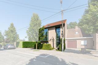 Deze lichtrijke perfect onderhouden woning baadt in een groene oase met een hoge mate van privacy, tegelijkertijd is het centrum van het...