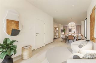 <p>Moderne, energiezuinige en instapklare woning met EPC-label A!</p><p>Ben je op zoek naar een moderne, comfortabele en energiezuinige woning waar je meteen kunt intrekken? Dan is deze prachtig afgewerkte woning zeker een bezoek waard!</p><p>Bij het binnenkomen word je verwelkomd in een aangename leefruimte met een nieuwe, moderne open keuken met kookeiland. Dankzij het grote schuifraam geniet je van veel natuurlijk licht en een mooi zicht op het goed georiënteerde tuintje, de ideale plek om in alle rust te ontspannen en te genieten van zonnige dagen.</p><p>Op het gelijkvloers bevinden zich bovendien een praktische technische berging/wasplaats en een apart toilet. Extra bergruimte vind je in de droge, goed verluchte kelder.</p><p>Op de eerste verdieping bevinden zich drie slaapkamers en een badkamer, waardoor de woning ideaal is voor een gezin, een koppel of wie graag een extra kamer heeft als bureau of hobbyruimte.</p><p>Ook op energetisch vlak scoort deze woning uitstekend. De woning is volledig goed geïsoleerd en beschikt over driedubbele beglazing, een condensatieketel, een ventilatiesysteem C en zonnepanelen. Dit alles resulteert in een EPC-label A, een belangrijke troef voor wie comfortabel en energiezuinig wil wonen.</p><p>De woning is bovendien volledig geschilderd en instapklaar, zodat je zonder grote werken meteen van je nieuwe thuis kunt genieten.</p><p>De troeven op een rij:</p><p>* Nieuwe open keuken met modern kookeiland<br />* Lichtrijke leefruimte met schuifraam naar het goed georiënteerde tuintje<br />* Drie slaapkamers<br />* Badkamer op de eerste verdieping<br />* Praktische technische berging/wasplaats en apart toilet<br />* Droge, goed verluchte kelder<br />* Uitstekende isolatie en driedubbele beglazing<br />* Condensatieketel en ventilatiesysteem C<br />* Zonnepanelen<br />* EPC-label A<br />* Volledig geschilderd en instapklaar</p><p>Een ideale combinatie van modern wooncomfort, praktische indeling en energiezuinig wonen. Plan vandaag nog je bezoek en ontdek zelf de troeven van deze woning!</p>