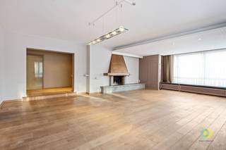 <p><span>Dit ruime en lichtrijke appartement is gelegen in het centrum van Vilvoorde, met winkels, scholen, horeca en alle andere faciliteiten op wandelafstand en met openbaar vervoer vlakbij. Het bevindt zich op de eerste verdieping van een klein gebouw zonder syndicus en zonder lift, wat resulteert in lage maandelijkse lasten. Voor personen die minder goed te been zijn, is er een praktische stoellift voorzien. Het appartement is zeer ruim opgevat en beschikt over een grote, aangename leefruimte met veel natuurlijke lichtinval dankzij de hoekligging en de vele ramen. Bovendien straalt het geheel veel charme uit door de mooie parketvloer en de decoratieve haard in de leefruimte. Er zijn drie slaapkamers, waaronder één kamer met een eigen dressing, een tweede grote slaapkamer en een derde kleinere kamer die perfect kan dienen als bureau of extra bergruimte. De volledig geëquipeerde keuken biedt veel kastruimte, beschikt over een geïntegreerde wasplaats en geeft rechtstreeks toegang tot een groot terras waar het aangenaam vertoeven is. De badkamer is modern ingericht met een inloopdouche en het toilet is apart en gelegen in de nachthal. Dankzij de royale ruimtes, het grote terras, het charmante karakter en de centrale ligging is dit appartement een ideale woonst voor wie comfortabel wil wonen in het hart van Vilvoorde. <br />Lasten: €20/maand (gemeenschappelijke delen)</span></p>