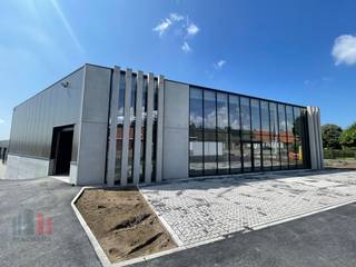 Deze nieuwe KMO- unit/showroom  van 419 m² met 6 privatieve parkeerplaatsen maakt deel uit van de nieuwbouw state-of-the-art bedrijvenpark ''MG...