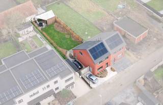 Instapklare &amp; energiezuinige halfopen woning, gelegen in een rustige straat, met 3 slaapkamers in hartje Handzame. Dit met een mooie aangelegde tuin + tuinhuis en uitzicht op groen in de achtertuin.<br /><br />Deze woning ligt dicht bij diverse nutsvoorzieningen zoals winkels, lagere school,… en ligt op +- 10 minuten fietsafstand van station Kortemark.<br /><br />De benedenverdieping is een ruime, lichtrijke leefruimte met open keuken en berging.<br />De bovenverdieping beschikt over 3 slaapkamers, badkamer met ligbad, inloopdouche, 2 wasbakken &amp; een apart toilet.<br /><br />De zolder werd omgevormd tot een bruikbare kamer met 2 veluxen voor maximaal daglicht. Deze heeft potentieel om om te vormen tot volwaardige extra ruimte met vaste laddertrap.<br /><br />De tuin is reeds afgewerkt met achteraan een overdekt zonneterras en aansluitend een tuinhuis met zadeldak, die de optie voor extra berging biedt.<br />