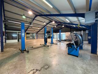<p>Dit vastgoedcomplex van ongeveer 1.450 m² ligt op de strategische as Dinant-Bouillon, op enkele minuten van Beauraing en met directe toegang tot de E411. Het biedt een optimale zichtbaarheid en bereikbaarheid voor elke professionele activiteit.</p>
<p>Het gebouw ligt in een landelijke woonwijk en heeft een configuratie met 4 gevels, wat flexibiliteit en veelzijdigheid biedt.</p>
<p>🔹 Commercieel gedeelte van 450 m² dat momenteel verhuurd is en een stabiel en onmiddellijk huurinkomen genereert.</p>
<p>🔹 Industriële hal/werkplaats van 1.000 m² vrij van bezetting, klaar om uw activiteit te huisvesten of te worden verhuurd.</p>
<p>De configuratie van de site maakt het ook mogelijk om verschillende activiteiten te combineren (productie, opslag, showroom, kantoren).</p>
<p>Dankzij het veelzijdige gebruik (commercieel, kantoren of industrieel) en de strategische ligging in een regio in ontwikkeling, biedt dit pand een zeldzame kans die eigen exploitatie en investeringspotentieel combineert.</p>
<p>Neem nu contact met ons op voor meer informatie of om een bezoek ter plaatse te organiseren.</p>