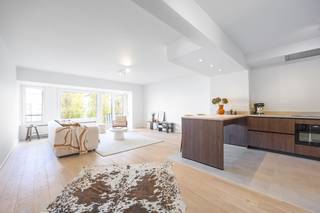 <ul>
<li>Dit appartement is gelegen in de Stockholmstraat, een rustige en toch zeer <strong>centrale ligging</strong>.</li>
<li>Vanop de <strong>3<sup>e</sup> verdieping</strong> heb je een prachtig <strong>open zicht</strong> op groen.</li>
<li>In 2025 heeft dit appartement een grondige <strong>totaalrenovatie</strong> onderdaan.</li>
<li>De renovatie werd uitgevoerd met zeer kwalitatieve materialen, onder andere: <strong>parketvloer</strong>, maatwerk keuken, ...</li>
<li>De keuken is voorzien van: inductie kookplaat, dampkap, frigo, diepvries, vaatwas, combi-oven en <strong>composiet werkblad</strong>.</li>
<li>Indeling is als volgt: ruime leefruimte met open keuken, <strong>twee volwaardige slaapkamers</strong>, berging, badkamer, toilet, terras en kelderberging.</li>
<li>Dit appartement kan perfect dienen als hoofdverblijfplaats of tweede verblijf.</li>
<li>De residentie is aangesloten op het <strong>warmtenet</strong> wat resulteert in een <strong>gunstige EPC-score.</strong></li>
<li>De volledig nieuwe meubels kunnen aangekocht worden.</li>
<li>Mogelijkheid tot aankoop <strong>garage</strong> vlakbij.</li>
</ul>