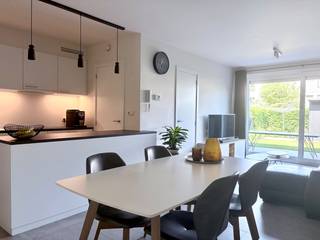 Instapklaar gelijkvloers appartement met tuin te koop in een recente en energiezuinige residentie, gelegen in een rustige doodlopende straat met een groen buurtplein, op wandelafstand van openbaar vervoer (500 m), winkels, scholen, het Cogelspark, het Park van Schoten en het centrum.<br /><br />Het appartement beschikt over een aparte ingang met eigen inkomhal, wat zorgt voor extra privacy en een aangenaam wooncomfort.<br /><br />In 2019 werd het appartement volledig gerenoveerd met hoogwaardige materialen. Zo werd onder meer gekozen voor een stijlvolle Dovy-keuken en maatwerk van Camber in het toilet, slaapkamer 1 en slaapkamer 2, die momenteel dienst doet als praktische opbergkamer. De doorlopende keramische vloer zorgt voor een moderne en tijdloze uitstraling. Verder zijn overal vliegenramen en -deuren voorzien. Anderhalf jaar geleden werden bovendien een nieuwe Schüco-veiligheidsvoordeur, een nieuw verwarmingselement in de badkamer en een nieuwe thermostaat geplaatst.<br /><br />Vanuit de leefruimte kijkt u uit op de verzorgde en onderhoudsvriendelijke tuin met een ruim terras in keramische tegels, waar u in alle privacy van het buitenleven geniet. De elektrisch bediende zonneluifel over de volledige gevelbreedte maakt het geheel compleet.<br /><br />Ook technisch bevindt het appartement zich in uitstekende staat, met een EPC-score B, conforme elektriciteit, een recent verwarmingstoestel en een ventilatiesysteem type C. Alles werd conform onderhouden en de bijhorende attesten zijn aanwezig.<br /><br />Via lift of trap bereikt u de inbegrepen autostaanplaats en private kelderberging met elektriciteit. Daarnaast beschikt de residentie over een gemeenschappelijke fietsenberging en afvalruimte. Het gebruik van het gemeenschappelijk regenwaterreservoir is toegestaan voor privégebruik.<br /><br />Een ideaal appartement voor wie comfortabel, rustig en energiezuinig wil wonen op een uitstekende locatie.<br /><br />De gemeenschappelijke kosten omvatten onder meer liftgebruik, onderhoud van de gemeenschappelijke delen binnen en buiten.<br /><br />