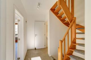 <p>Vragen of een bezoek inplannen? Neem gerust contact op met Erik via erik@copandi.be of via 0497/530796.</p><p></p><p>Gelegen in het rustige en gegeerde Kesseldal in Kessel-Lo vinden we deze charmante gesloten bebouwing met vier slaapkamers, ideaal voor gezinnen die op zoek zijn naar ruimte en een goede ligging.</p><p></p><p>De woning werd de voorbije jaren grondig opgefrist. Zo werden de vloeren (inclusief chape) vernieuwd, alle leidingen aangepakt en werden er nieuwe deuren geplaatst. Ook de badkamer werd volledig vernieuwd, wat zorgt voor een moderne en frisse uitstraling. De twee toiletten werden vervangen door moderne hangtoiletten. Dankzij maar liefst zes Veluxramen (voorzien van automatische screens met zonnecellen) geniet de woning bovendien van veel natuurlijk licht, wat bijdraagt aan een aangename en open sfeer. </p><p></p><p>Binnen biedt de woning een praktische indeling met vier volwaardige slaapkamers en voldoende leefruimte voor het hele gezin.</p><p>Een grote garage zorgt voor extra comfort en biedt voldoende plaats voor een wagen, fietsen en bijkomende opslag. Achteraan bevindt zich een leuke tuin waar het aangenaam vertoeven is, ideaal voor ontspanning of gezellige momenten met familie en vrienden.</p><p></p><p>De elektriciteit werd conform gemaakt en de woning beschikt over een EPC met een B-label. Tenslotte is ze ook volledig asbestvrij. Ze is dus klaar om er direct in te trekken!</p><p></p><p>Kortom, een instapklare gezinswoning op een uitstekende locatie in Kessel-Lo, met vlotte verbindingen naar Leuven, winkels, scholen en openbaar vervoer in de nabije omgeving.</p><p></p><p>Bijzonderheden :</p><p></p><ul><li><p>Topligging</p></li><li><p>grotendeels gerenoveerd</p></li><li><p>4 slaapkamers</p></li><li><p>EPC met B-label</p></li><li><p>elektriciteit conform</p></li><li><p>asbestvrij</p></li><li><p>instapklaar</p></li></ul>